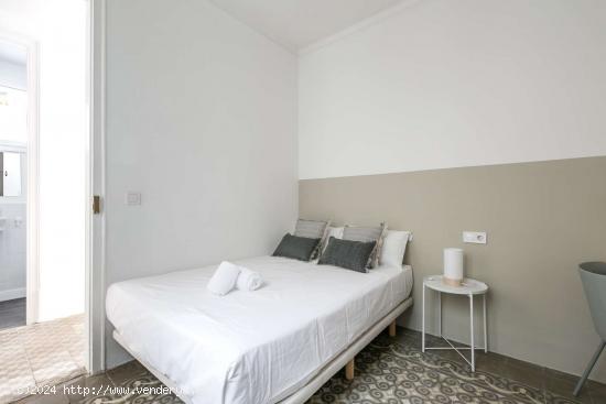  Se alquila habitación en piso compartido en Gracia. - BARCELONA 