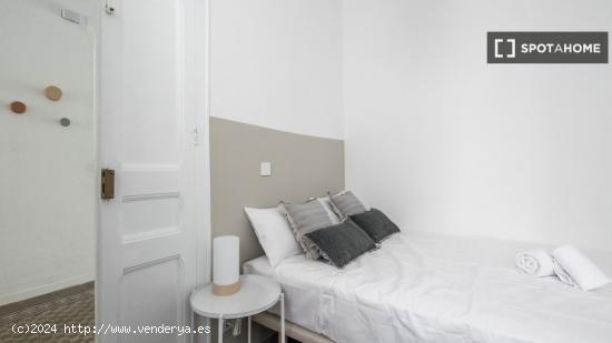 Se alquila habitación en piso compartido en Gracia. - BARCELONA