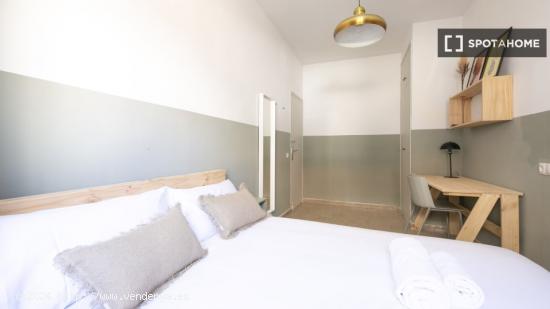 Se alquila habitación en piso compartido en Gracia. - BARCELONA