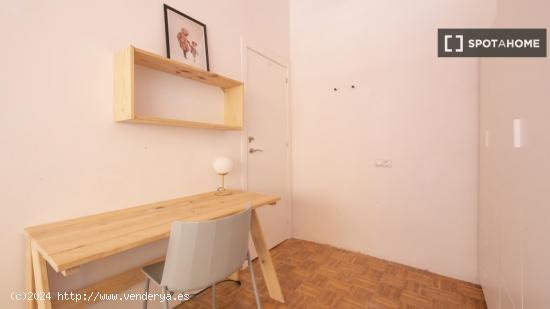 Se alquila habitación en piso compartido en Gracia. - BARCELONA