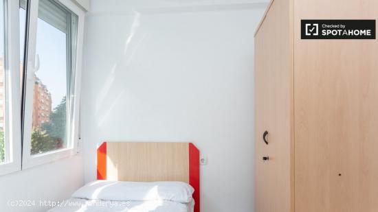 Acogedora habitación con escritorio en un apartamento de 4 dormitorios, Getafe - MADRID