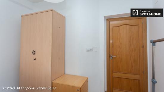 Acogedora habitación con escritorio en un apartamento de 4 dormitorios, Getafe - MADRID