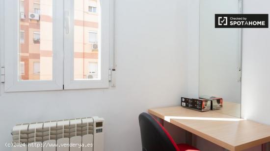 Habitación acogedora con escritorio en un apartamento de 4 dormitorios, Getafe - MADRID