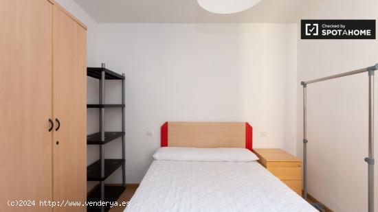 Acogedora habitación con escritorio en un apartamento de 4 dormitorios, Getafe - MADRID