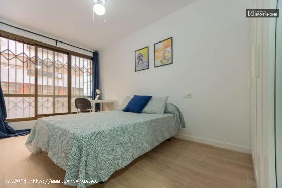  ¡Se alquilan habitaciones en un apartamento de 5 habitaciones en Valencia! - VALENCIA 