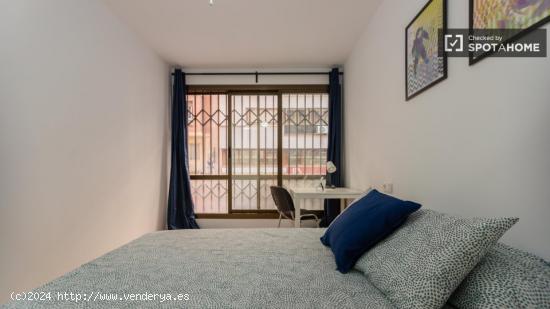 ¡Se alquilan habitaciones en un apartamento de 5 habitaciones en Valencia! - VALENCIA