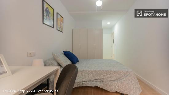 ¡Se alquilan habitaciones en un apartamento de 5 habitaciones en Valencia! - VALENCIA