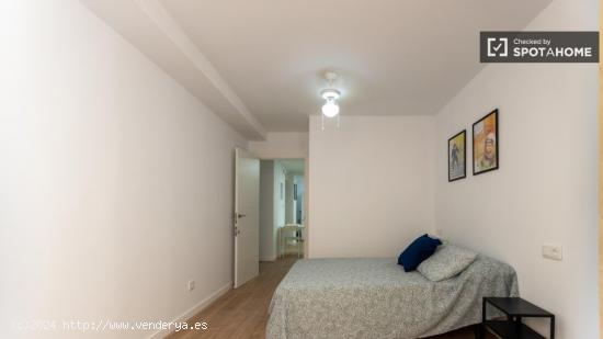 ¡Se alquilan habitaciones en un apartamento de 5 habitaciones en Valencia! - VALENCIA