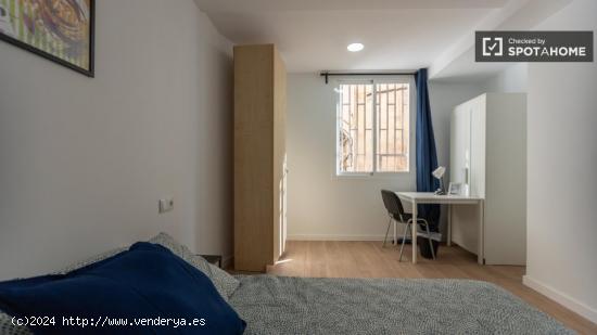 ¡Se alquilan habitaciones en un apartamento de 5 habitaciones en Valencia! - VALENCIA