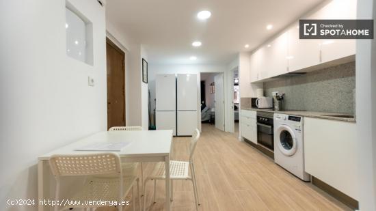 ¡Se alquilan habitaciones en un apartamento de 5 habitaciones en Valencia! - VALENCIA