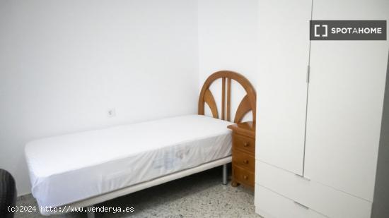 Se alquila habitación en piso compartido en Córdoba - CORDOBA