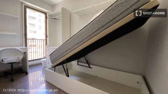 Habitaciones en piso de 5 dormitorios en Valencia - VALENCIA