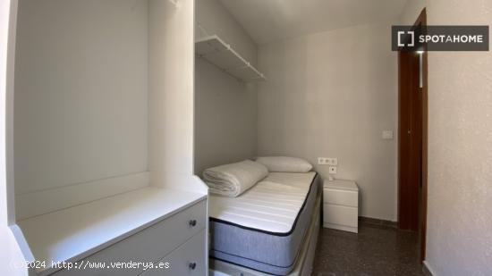 Habitaciones en piso de 5 dormitorios en Valencia - VALENCIA