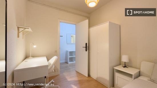 Se alquilan habitaciones en apartamento de 4 habitaciones en Sagrada Familia - BARCELONA