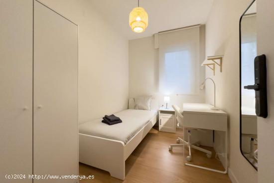  Se alquilan habitaciones en apartamento de 4 habitaciones en Sagrada Familia - BARCELONA 