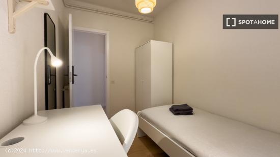 Se alquilan habitaciones en apartamento de 4 habitaciones en Sagrada Familia - BARCELONA