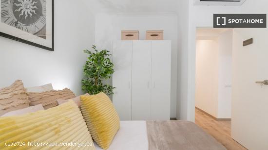 Se alquilan habitaciones en apartamento de 4 habitaciones en Sagrada Familia - BARCELONA