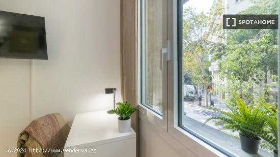 Se alquilan habitaciones en apartamento de 4 habitaciones en Sagrada Familia - BARCELONA