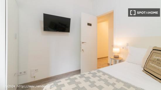 Se alquilan habitaciones en apartamento de 4 habitaciones en Sagrada Familia - BARCELONA