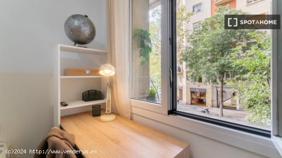 Se alquilan habitaciones en apartamento de 4 habitaciones en Sagrada Familia - BARCELONA