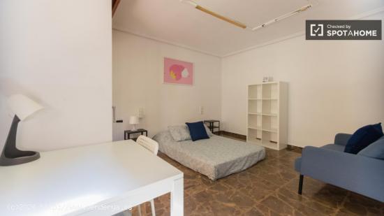 Se alquilan habitaciones en un apartamento de 4 dormitorios en Ciutat Vella - VALENCIA