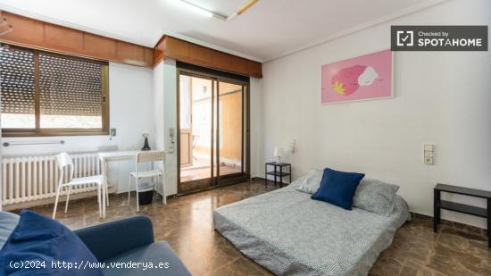 Se alquilan habitaciones en un apartamento de 4 dormitorios en Ciutat Vella - VALENCIA