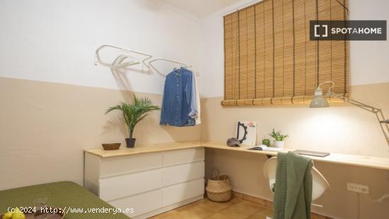 Se alquila habitación en piso de 4 dormitorios en Barcelona - BARCELONA