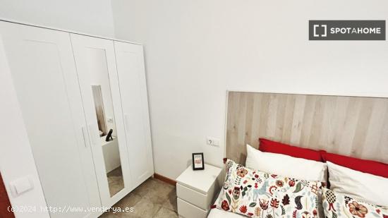 Amplia habitación en piso compartido en Barcelona - BARCELONA