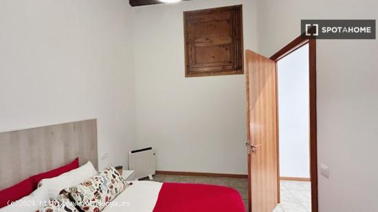 Habitación con cama de matrimonio en piso compartido en Barcelona - BARCELONA