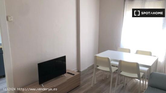 Se alquila habitación en piso de 4 dormitorios en Delicias, Zaragoza - ZARAGOZA