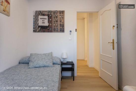  Se alquila habitación en piso de 5 dormitorios en Valencia - VALENCIA 