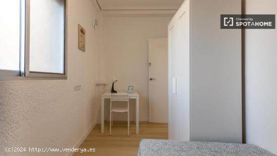 Se alquila habitación en piso de 5 dormitorios en Valencia - VALENCIA