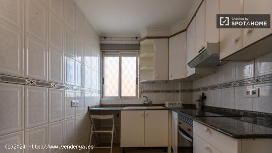 Se alquila habitación en piso de 5 dormitorios en Valencia - VALENCIA