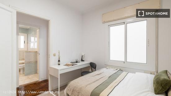 Se alquila habitación en piso de 6 habitaciones en El Farró - BARCELONA