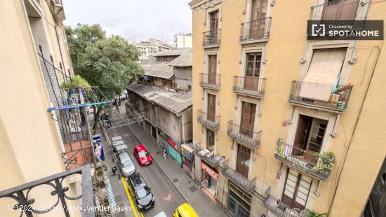 Se alquila habitación en apartamento de 3 dormitorios en Barcelona - BARCELONA