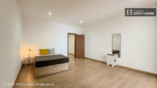 Se alquila habitación en apartamento de 3 dormitorios en Barcelona - BARCELONA