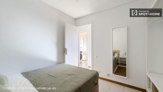 Se alquila habitación en apartamento de 3 dormitorios en Barcelona - BARCELONA