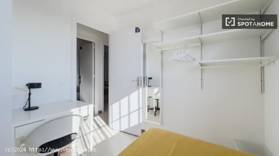 Se alquila habitación en apartamento de 3 dormitorios en Barcelona - BARCELONA