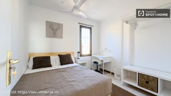 Se alquila habitación en apartamento de 3 dormitorios en Barcelona - BARCELONA