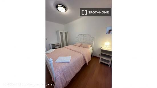 Se alquila habitación en piso de 4 habitaciones en Badalona, Barcelona - BARCELONA