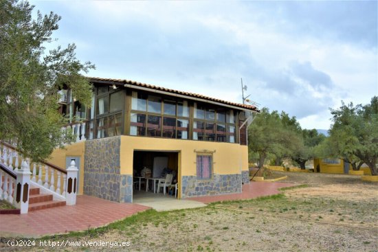 Venta de village house en Alcoy, de 240m2 con 4 dormitorios y 2 baños con plaza de garaje