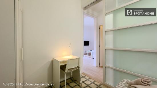 Se alquila habitación en piso compartido de 3 habitaciones en Eixample, Barcelona - BARCELONA