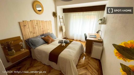 Se alquila habitación en piso 7 dormitorios en Tetuán, Madrid - MADRID