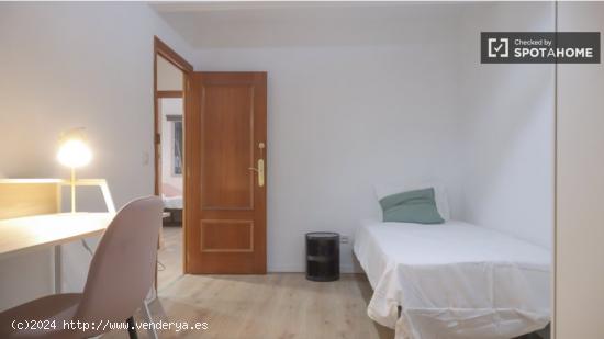 Se alquilan habitaciones en apartamento de 3 dormitorios en Villaverde, Madrid - MADRID