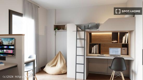 Cama en Estudio Compartido - Coliving en Barcelona con Comodidades - BARCELONA