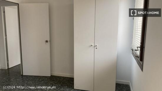 Se alquila habitación en piso de 5 habitaciones en La Nova Esquerra De L'Eixample - BARCELONA