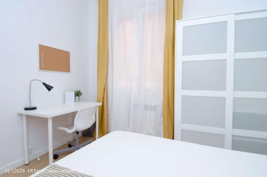  Se alquila habitación en piso de 7 dormitorios en Madrid - MADRID 