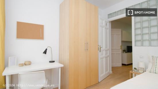 Se alquila habitación en piso de 7 dormitorios en Madrid - MADRID