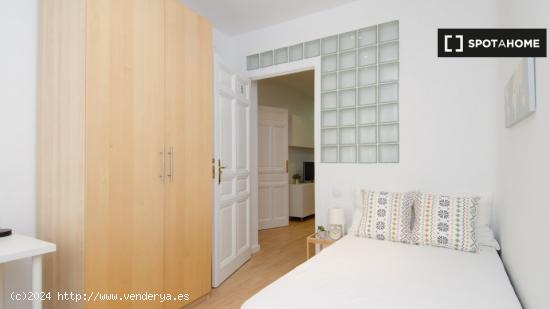 Se alquila habitación en piso de 7 dormitorios en Madrid - MADRID