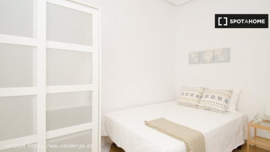 Se alquila habitación en piso de 7 dormitorios en Madrid - MADRID